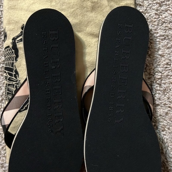 New Burberry Flip Flop Sandals Size 39 - Picture 3 of 6